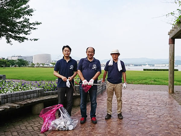 金ヶ崎緑地公園の清掃活動をおこないました。