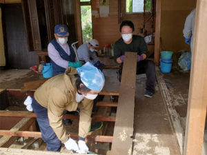 とんとんキッズプロジェクトの活動でTHAPより台風19号によって被災さてた子どもたちのための募金活動に2名、福島の各所訪問とボランティア作業に2名が参加